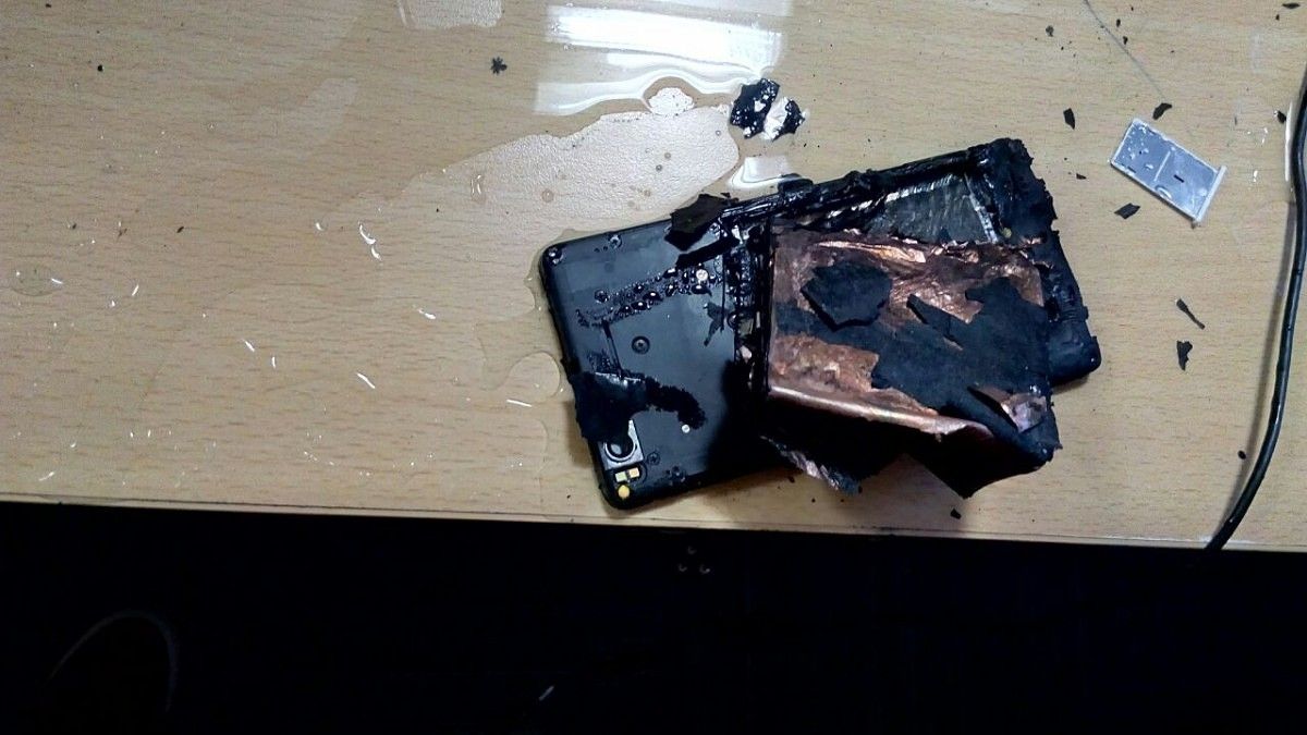 Xiaomi Mi4i Explodes While in Use at an Office
