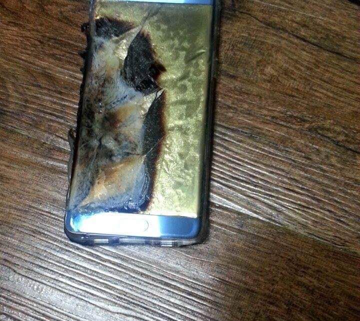 Galaxy Note 7 explodes battery