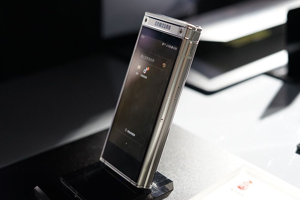 Samsung W2018 Flip Phone Has Dual Displays and an F/1.5 Camera
