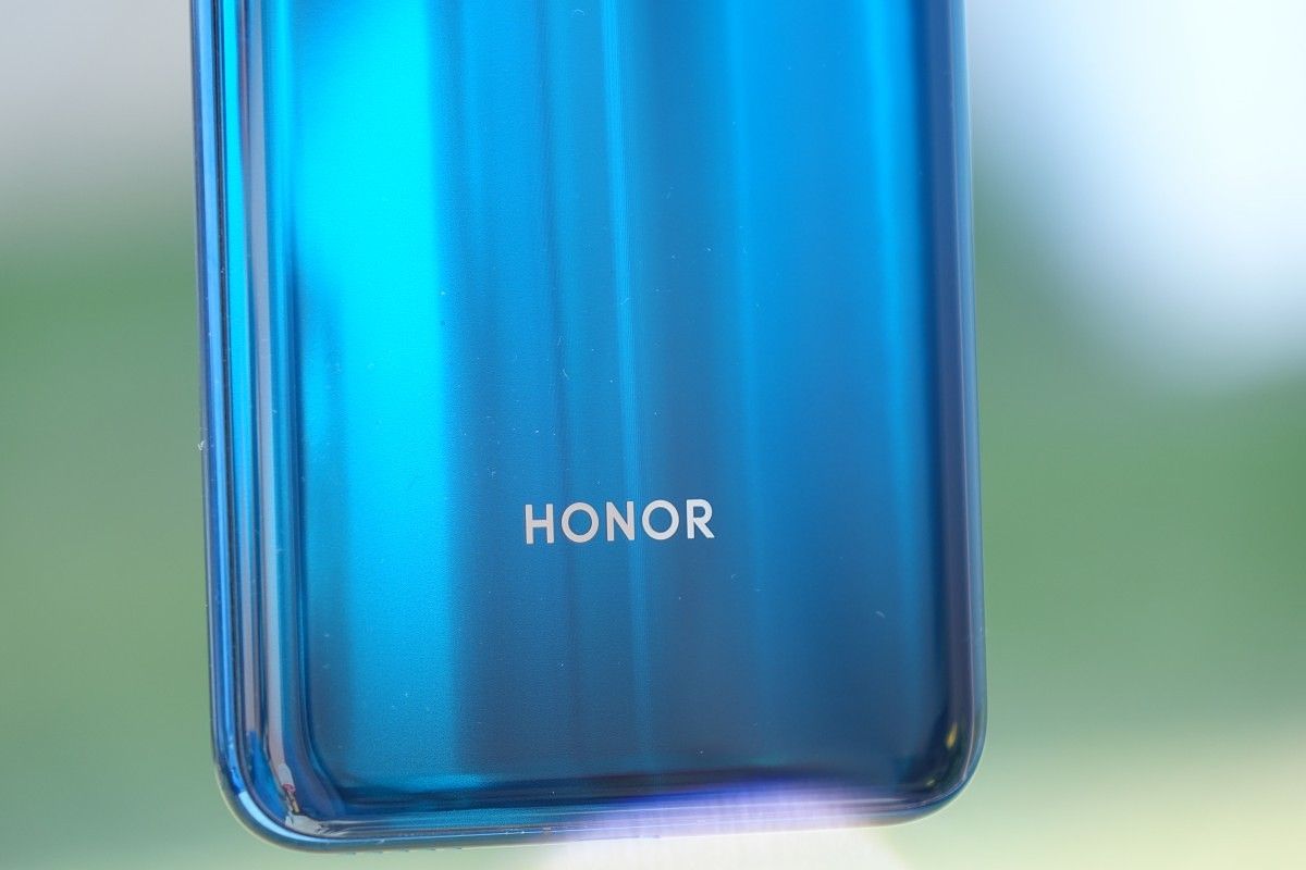 Honor logo visible on Honor 20 Pro huawei