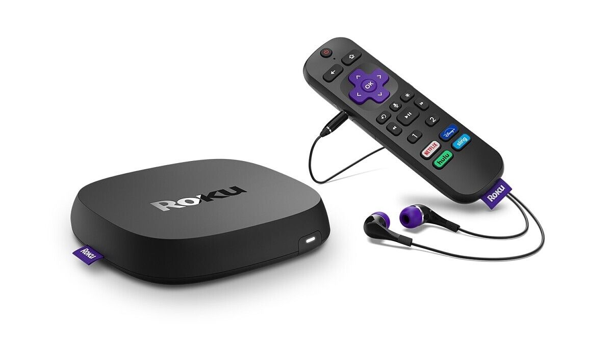 El Roku Ultra viene equipado con un procesador de cuatro núcleos, soporte para Alexa y Google Assistant, y se envía con un control remoto que incluye botones de acceso directo personales y un conector para auriculares para escuchar en privado.