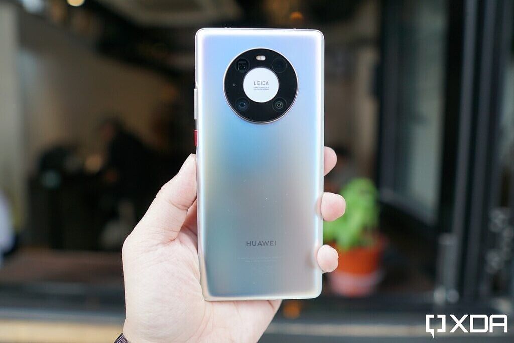 Huawei Mate 40 Pro in hand