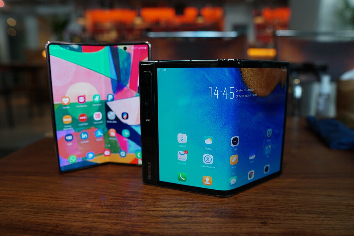 Galaxy fold экран. Galaxy z fold2 LTE. Samsung z Fold 3 vs z Fold 2. Экран на самсунг z Fold 2. Экран z Fold 3.