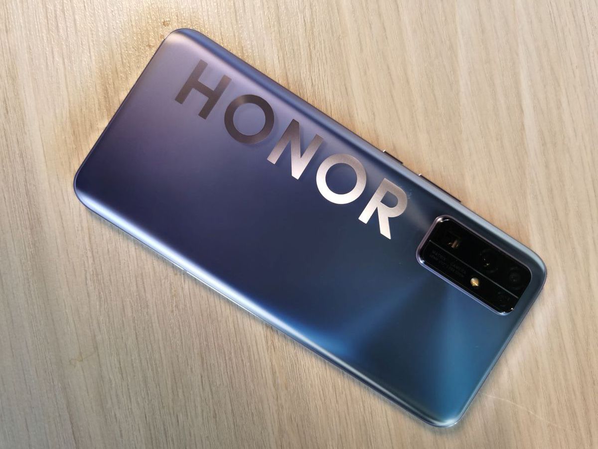 Huawei Honor 30 on wooden table