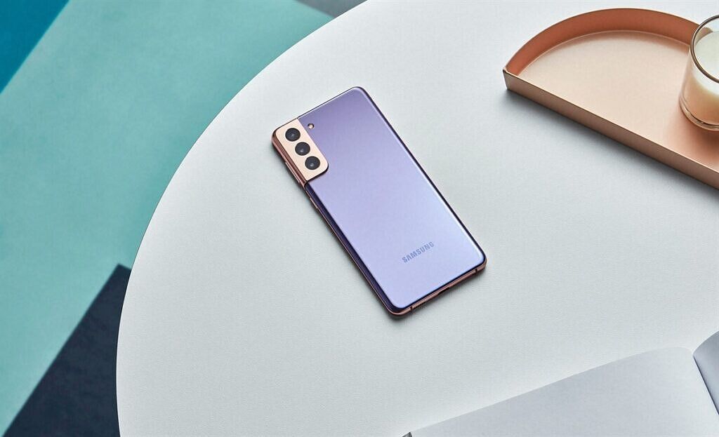 Samsung Galaxy S21 Plus in violet