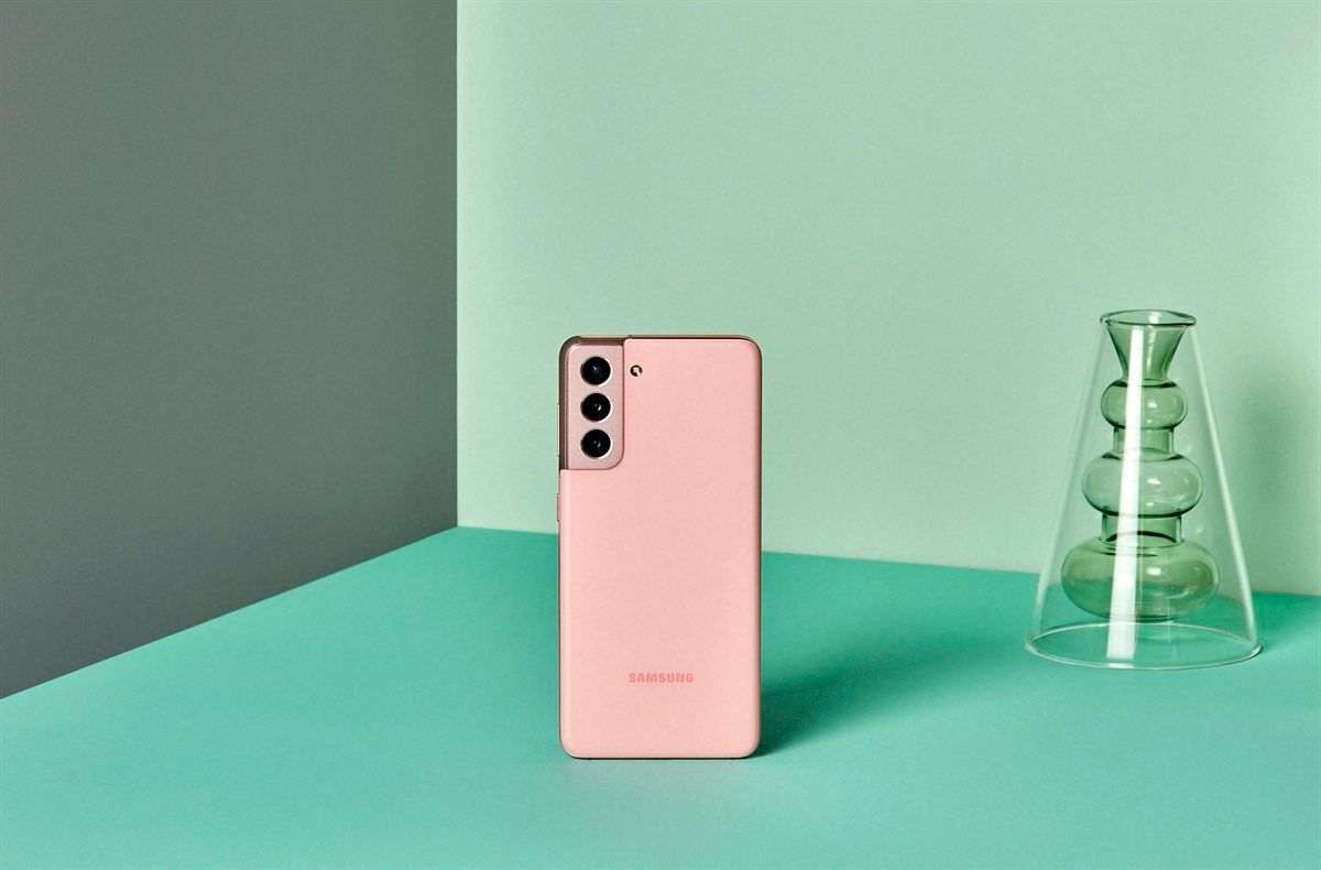 Samsung Galaxy S21 in pink