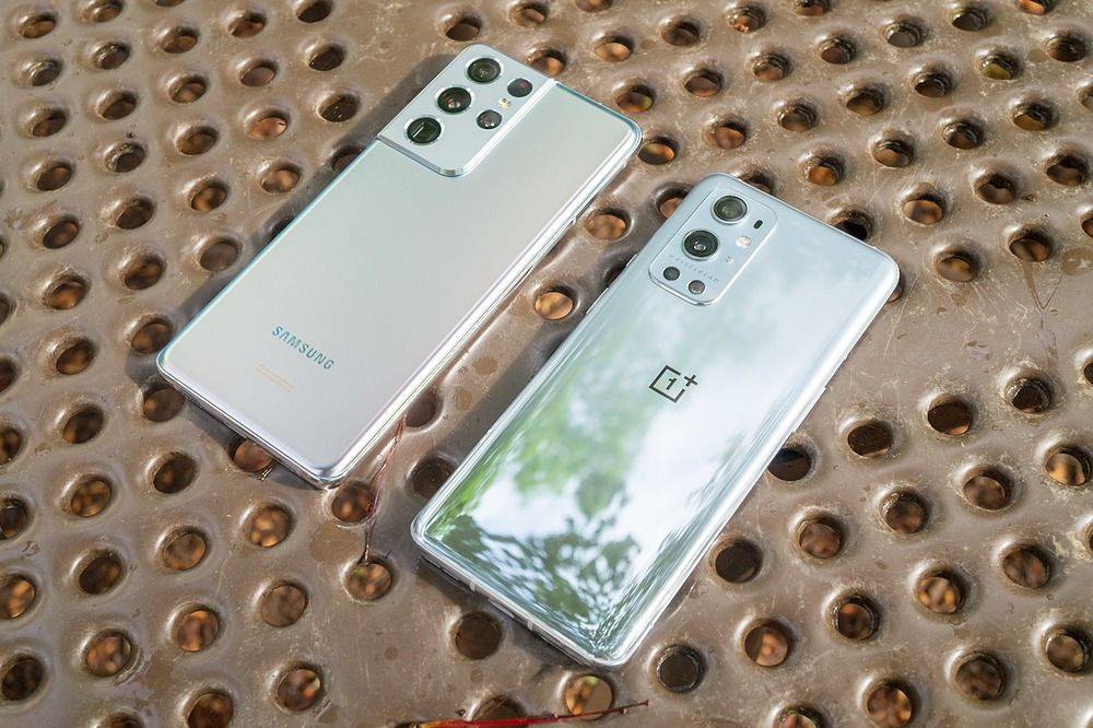 Galaxy S21 Ultra on the left and OnePlus 9 Pro on the right