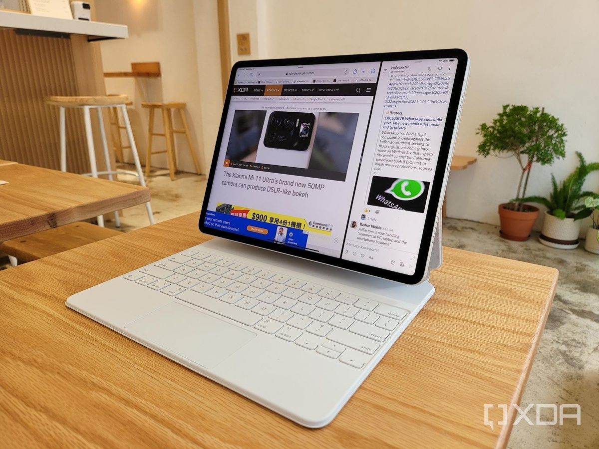 iPad Pro 2021 dengan Magic Keyboard putih di atas meja.