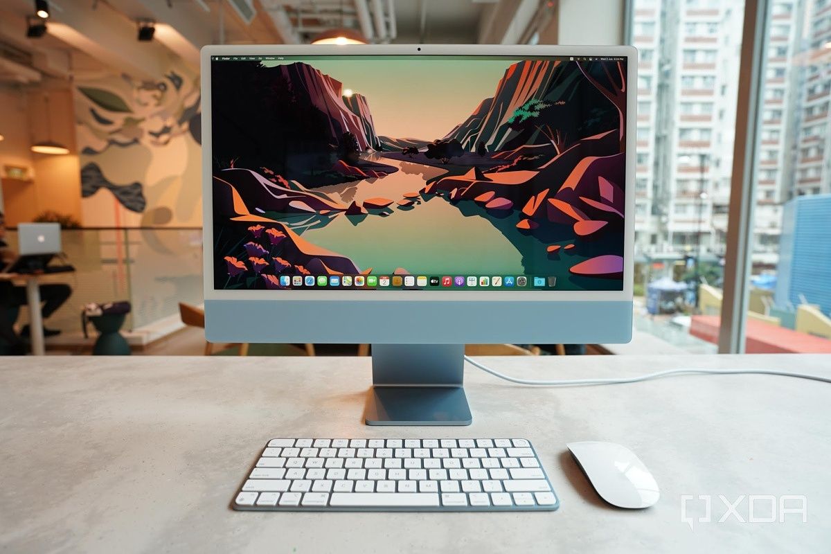 Apple iMac 2021 года синего цвета с соответствующими аксессуарами.