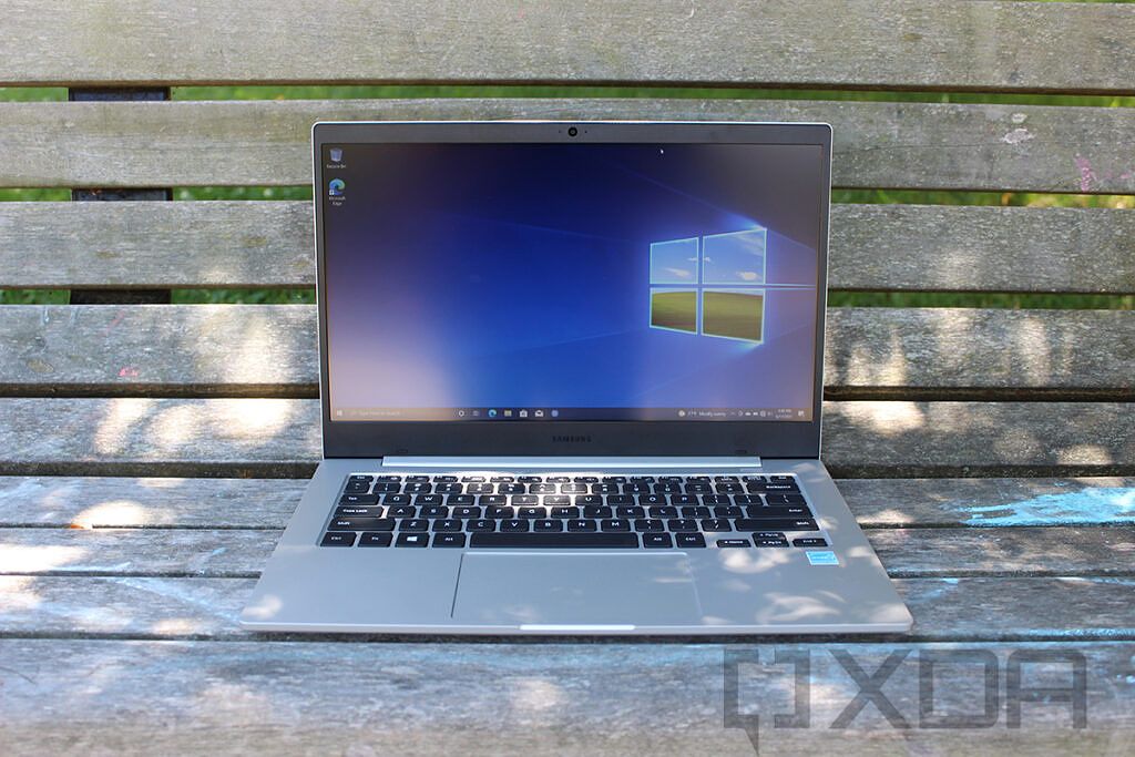 Vista frontal del Samsung Galaxy Book Go sobre un banco