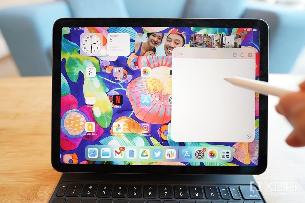 iPad Air with iPadOS 15 running Quick Notes.