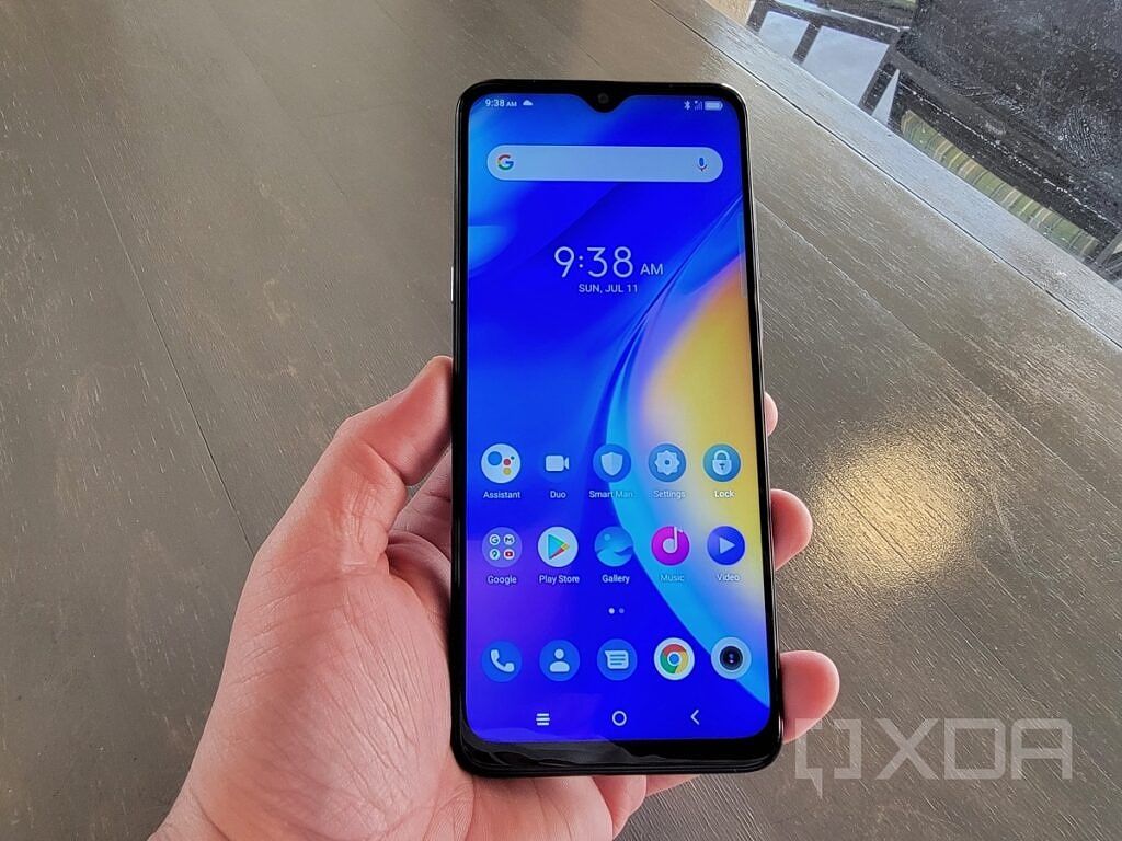 TCL 20 SE in hand home