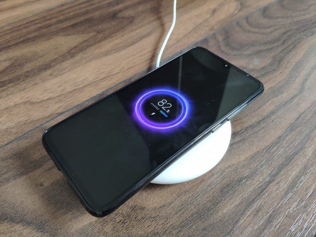 Mi 9 being wirelessly charged