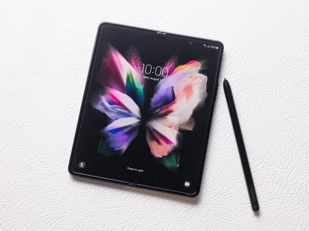 The Galaxy Z Fold 3 may be a year old, but it's still very capable, and right now on Amazon, it can be had for below $1,000, making it quite a good deal. 
