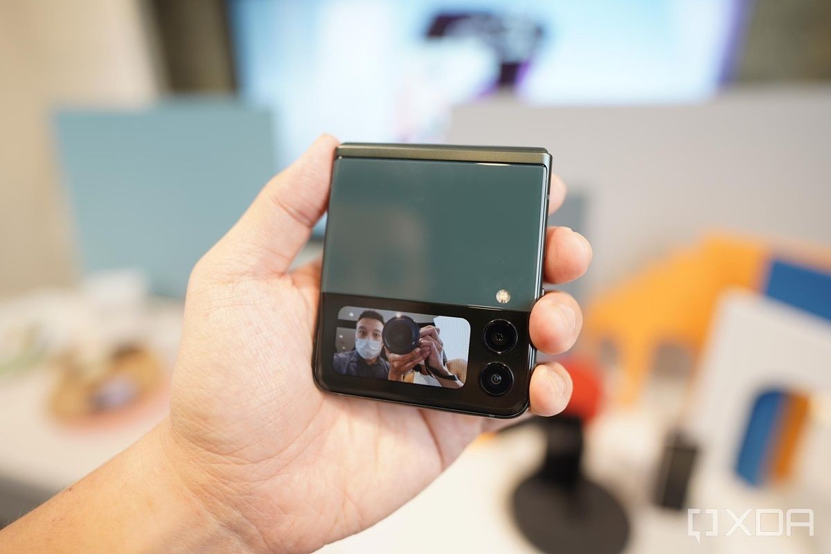 Z Flip 3 cover screen as a viewfinder