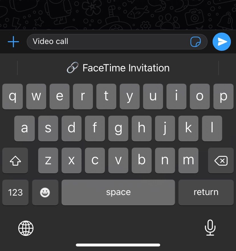 Screenshot showing Smart FaceTime link suggestions in a text field with the keyboard visible