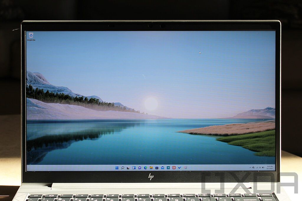 Close up of screen on HP EliteBook 840 Aero