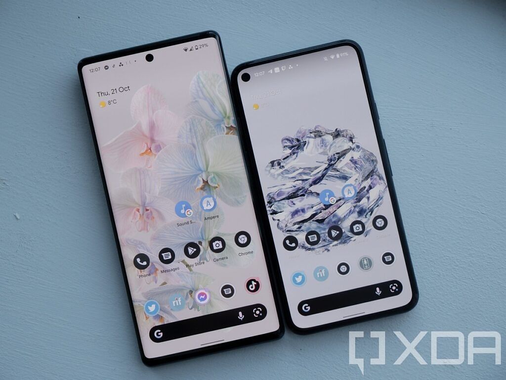 Google Pixel 6 Pro junto al Pixel 5