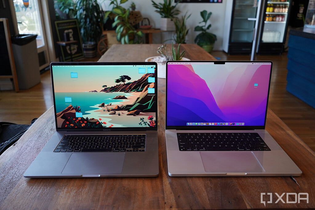 2019 MacBook Pro (left); 2021 MacBook Pro (right).