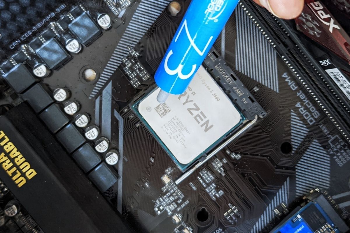 Thermal paste being applied on an AMD Ryzen 5 3600 CPU
