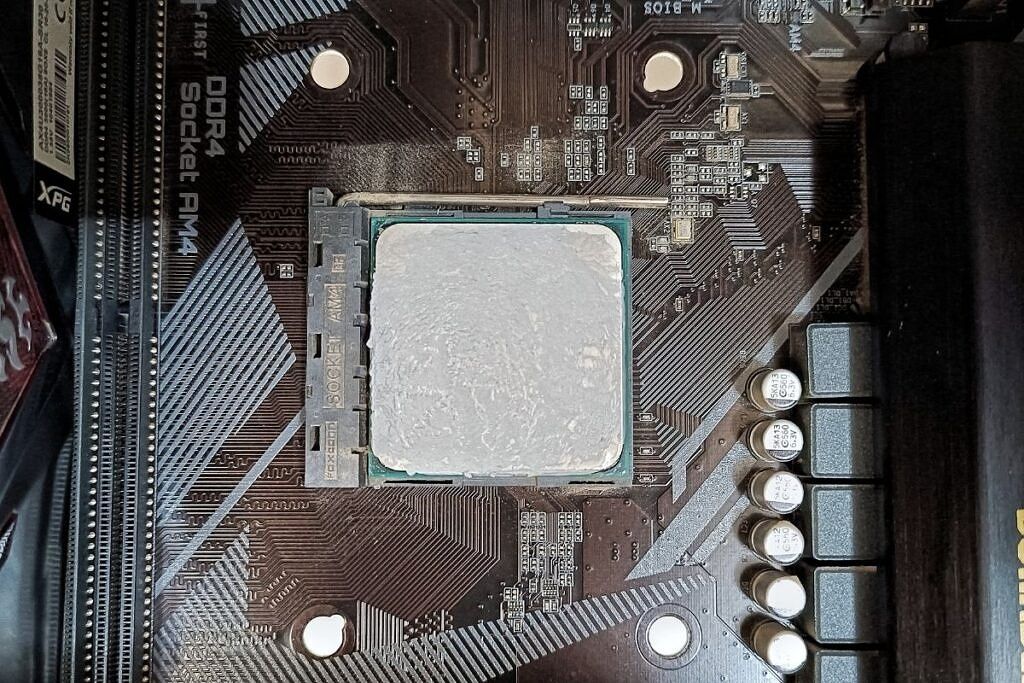 How to apply thermal paste to a CPU?