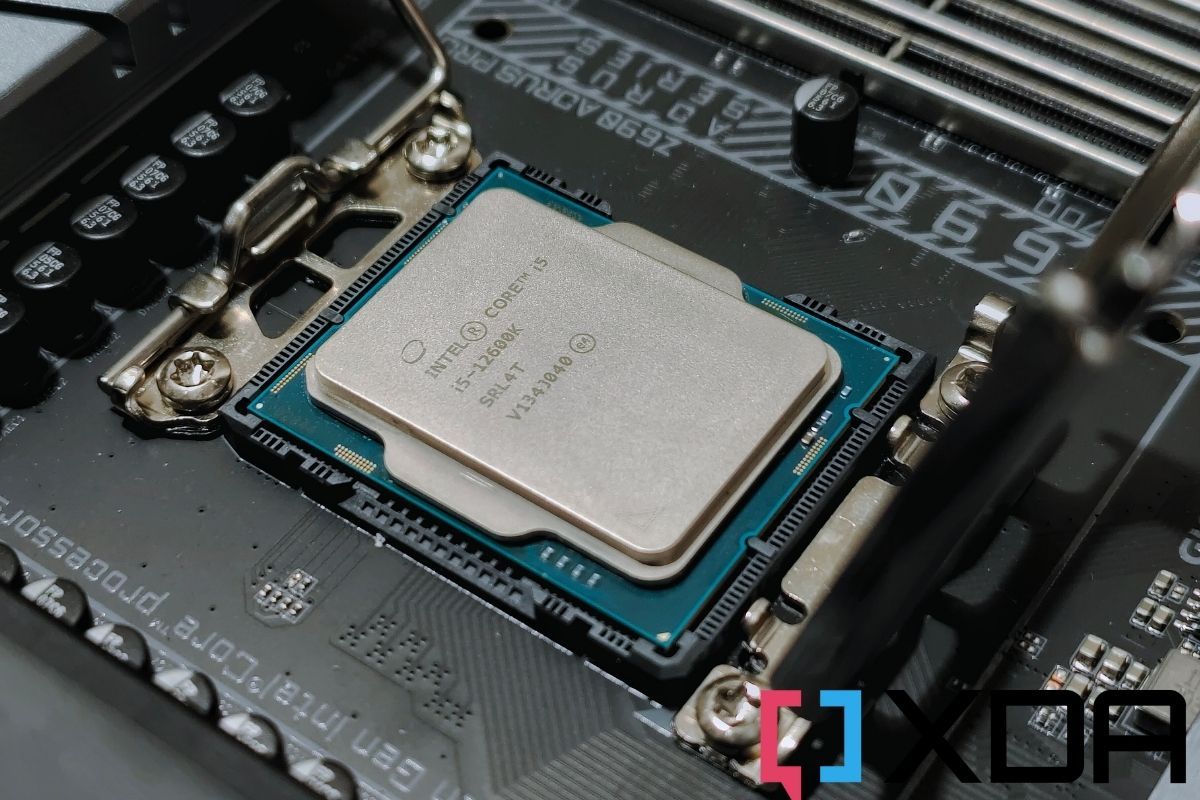 Intel Core i5-12600K جالس على مقبس وحدة المعالجة المركزية LGA 1700