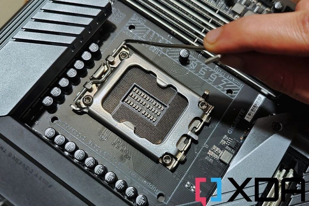 An Intel Core i5-12600K is installed on the Z690 motherboard