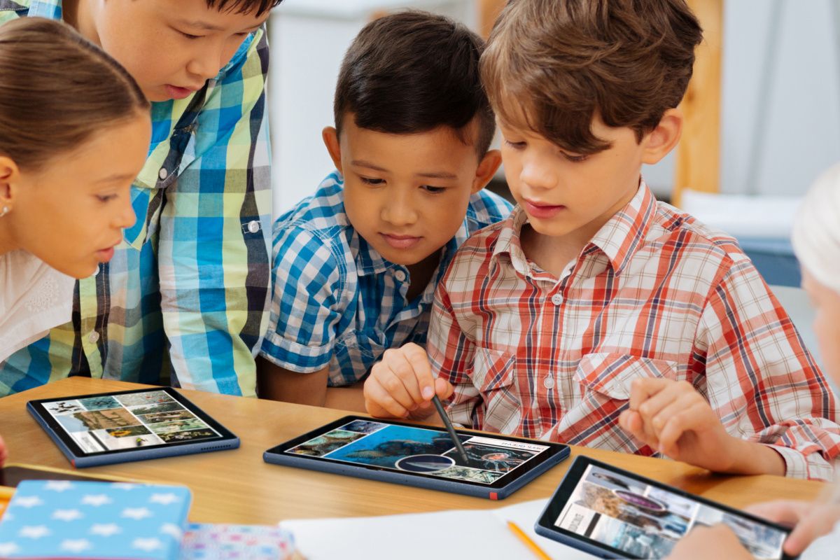 Children using Lenovo 10w Tablets