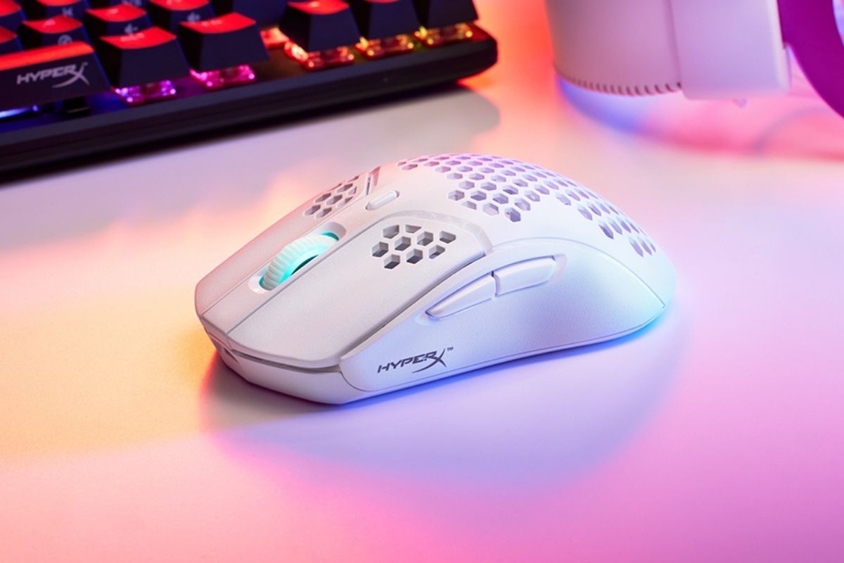 A white colored HyperX Pulsefire Haste mouse