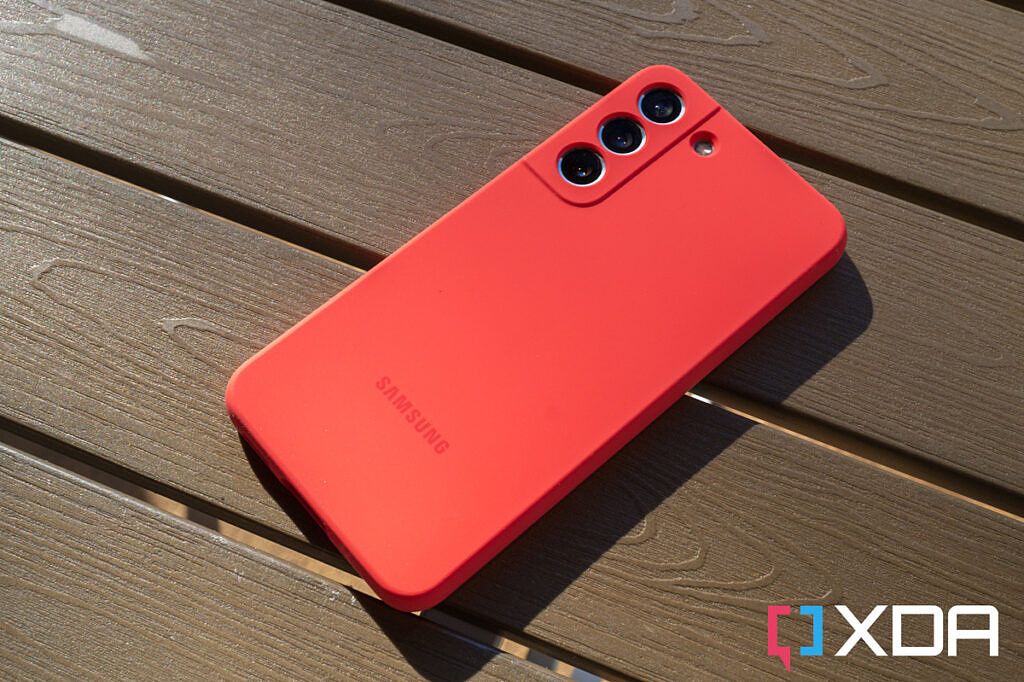 Samsung Galaxy S22 en funda de silicona roja