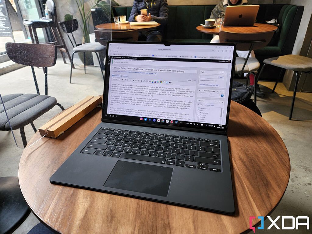 Tab S8 Ultra at a coffee shop