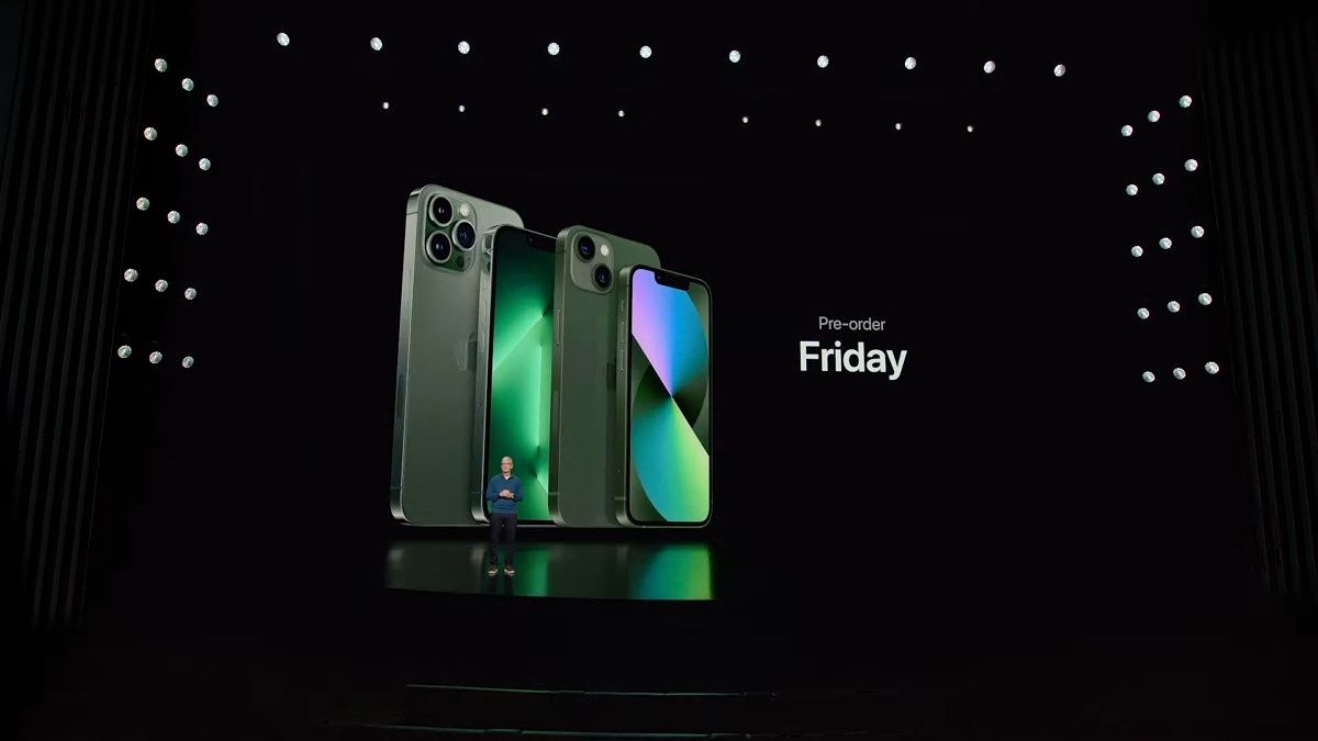 iPhone 13 and iPhone 13 Pro in green colorways