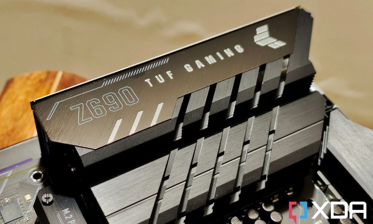 ASUS TUF Gaming Z690-Plus WiFi D4 motherboard VRM heatsink