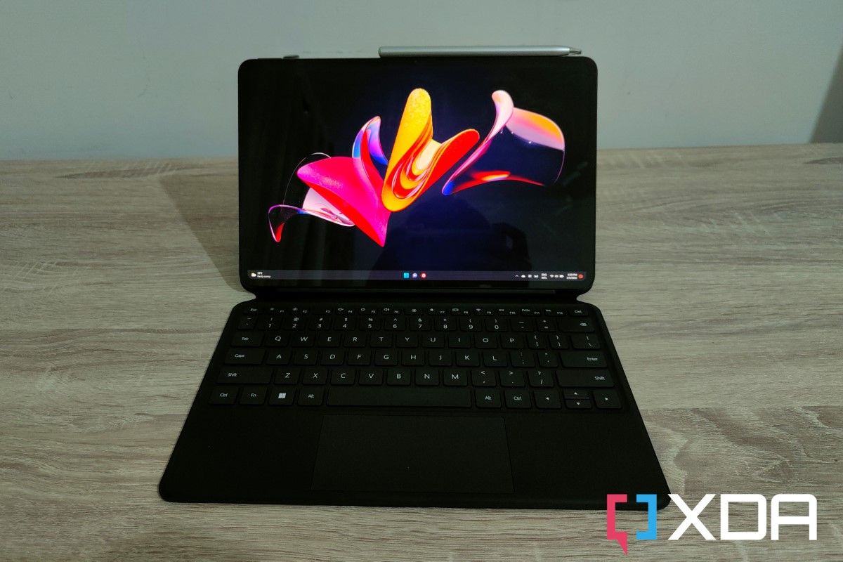 Front view of the HUAWEI MateBook E with Smart Magnetic Keyboard
