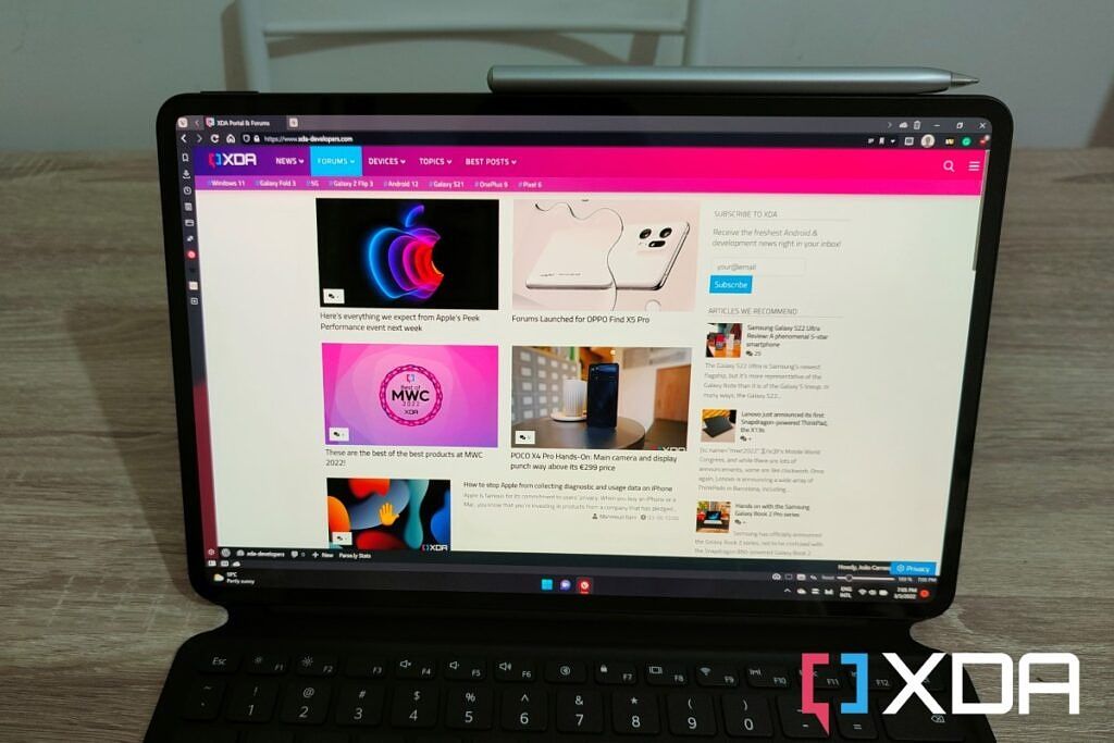 HUAWEI MateBook E displaying the XDA-Developers homepage