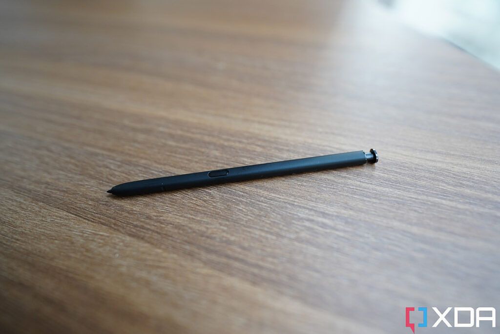 Samsung Galaxy S22 Ultra' S Pen on a wooden table