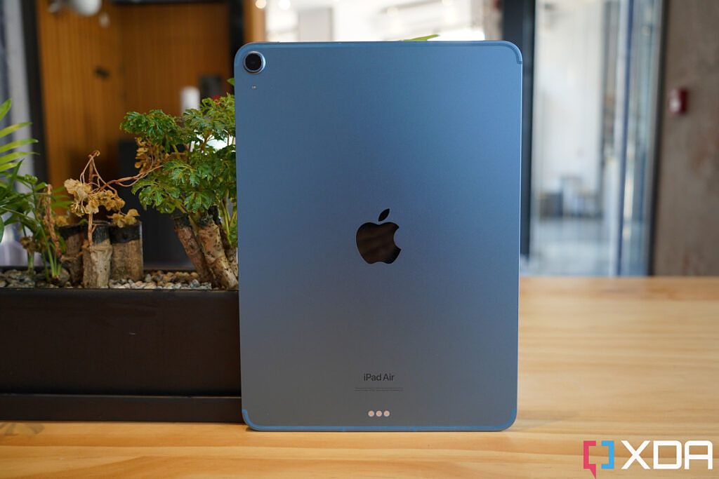 iPad Air 2022 in blue