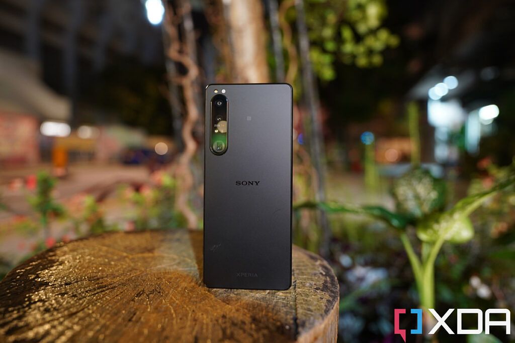 Sony's new Xperia 1 IV is an iterative update on last year's cult-favorite Xperia 1 III, so you get the same 4K, 120Hz OLED screen along with a triple-lens camera system that strives to offer more manual controls. There are improvements here obviously: including an improved zoom lens. 