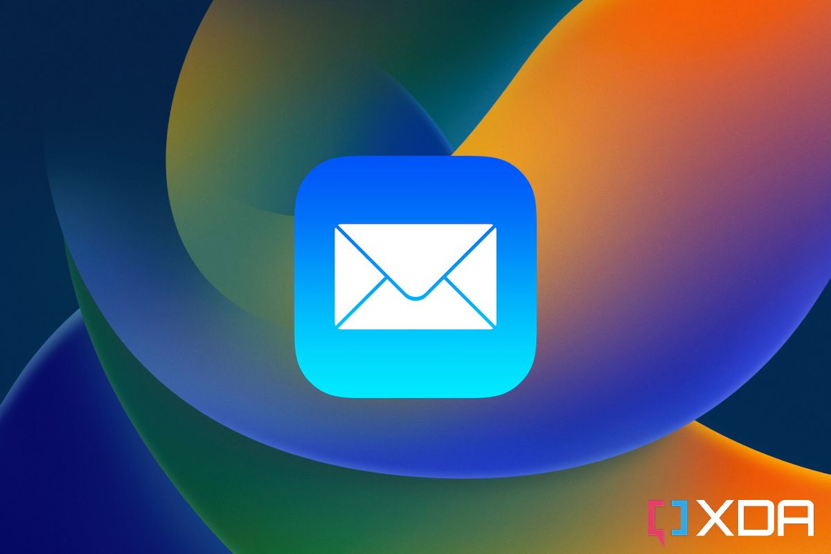 Apple Mail icon on iOS 16 wallpaper