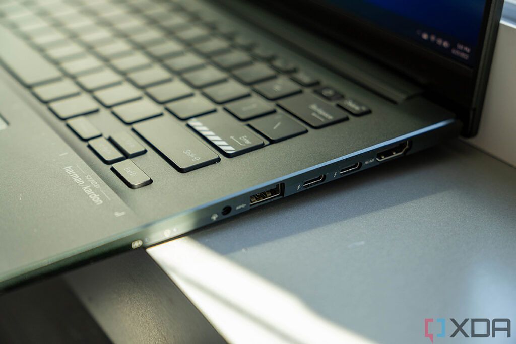Side view of Asus Vivobook S 14X
