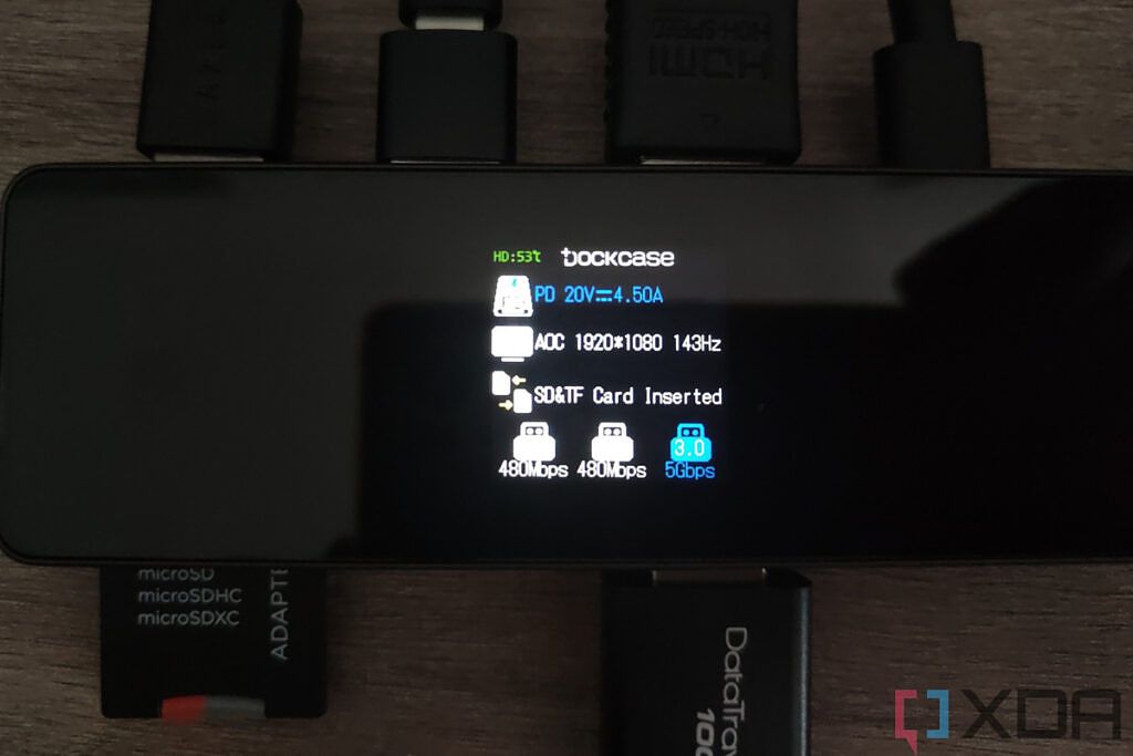 Pantalla principal del DockCase USB-C Visual Smart Hub 7 en 1 que muestra información sobre varios periféricos conectados