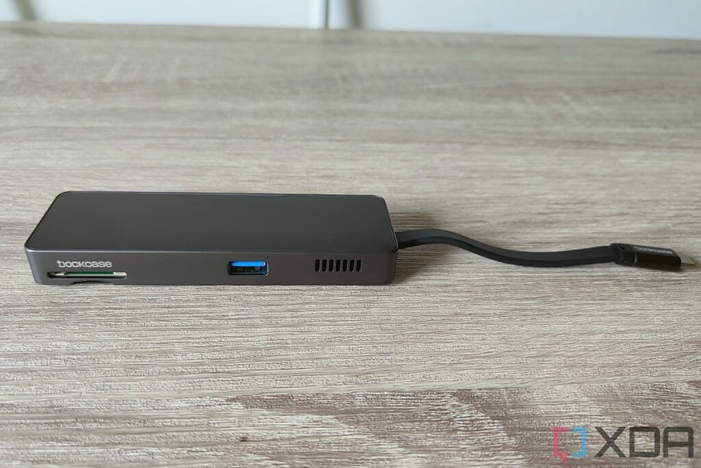 Vista frontal del DockCase USB-C Visual Smart Hub 7 en 1 que muestra un puerto USB tipo A y lectores de tarjetas de tamaño completo y microSD