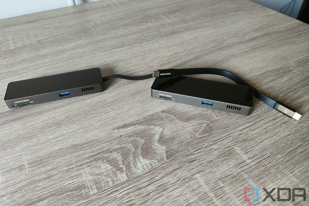 Ambos modelos del DockCase USB-C Visual Smart Hub 7 en 1 vistos desde el frente