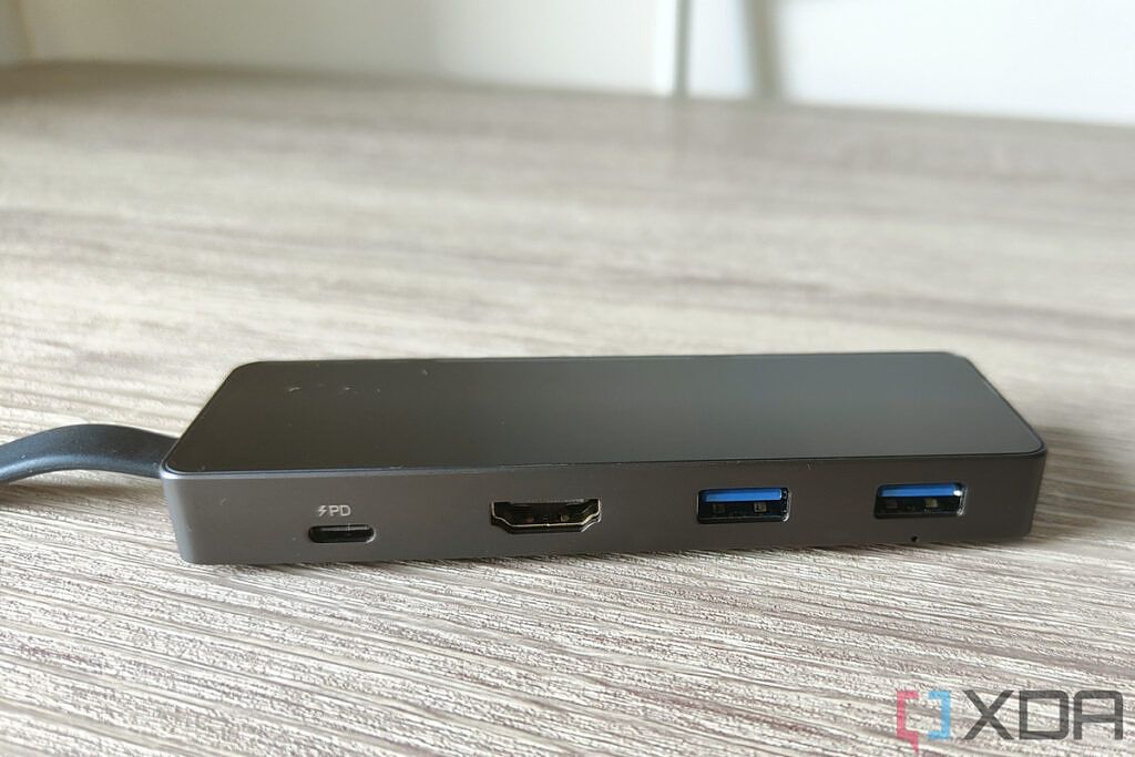 Vista posterior del DockCase USB-C Visual Smart Hub 7 en 1 que muestra dos puertos USB tipo A, un puerto HDMI y un puerto USB tipo C