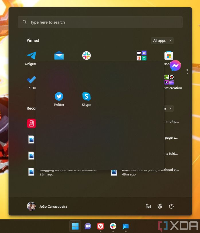 Cómo arrastrar el icono de una aplicación fuera de una carpeta en el menú Inicio de Windows 11