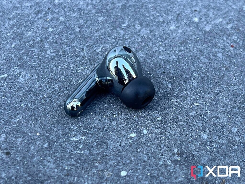 Earbud of the Honor Earbuds 3 Pro