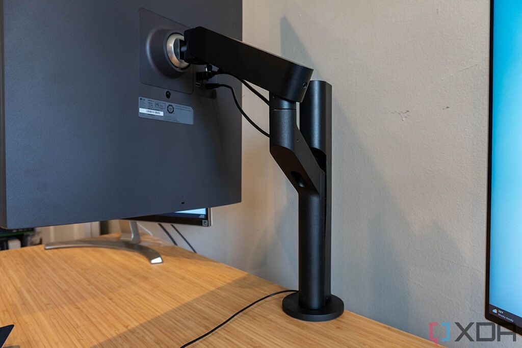 LG Ergo Stand atached to monitor