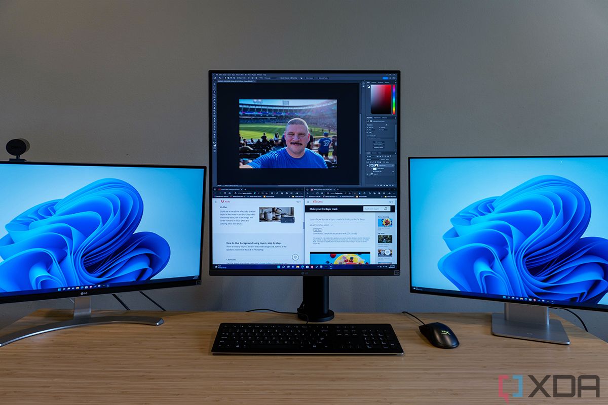 LG DualUp Monitor with Photoshop and tutorials open