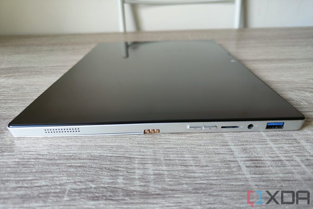 Ports on the right side of the One-Netbook T1 tablet