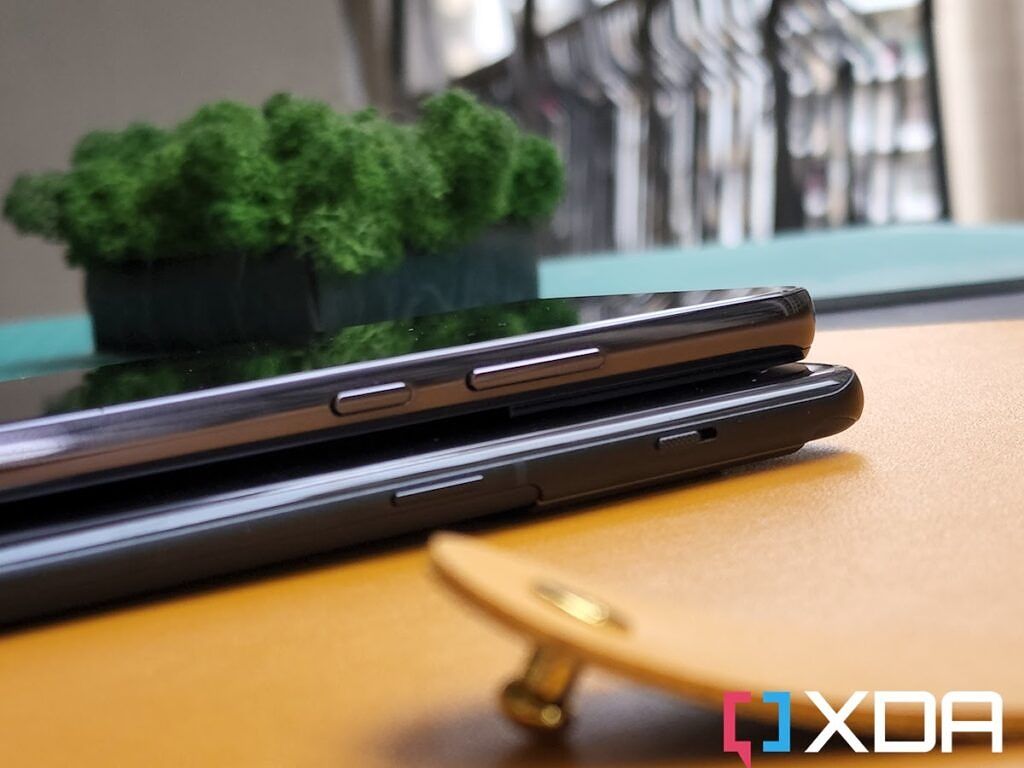 OnePlus 10 Pro vs Galaxy S22 side profile